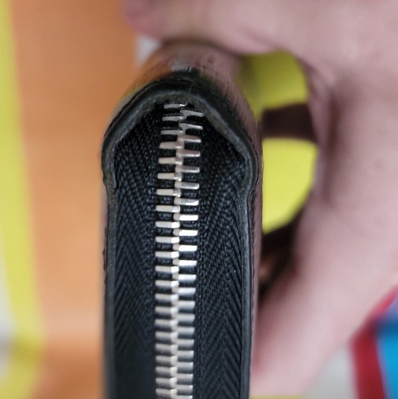 Louis Vuitton Black Epi Zippy Wallet and LV key holder Combo. CA0171 - Picture 13 of 16